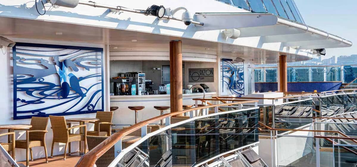 1- HORIZON BAR <br> TRAMONTI CON UN COCKTAIL IN MANO