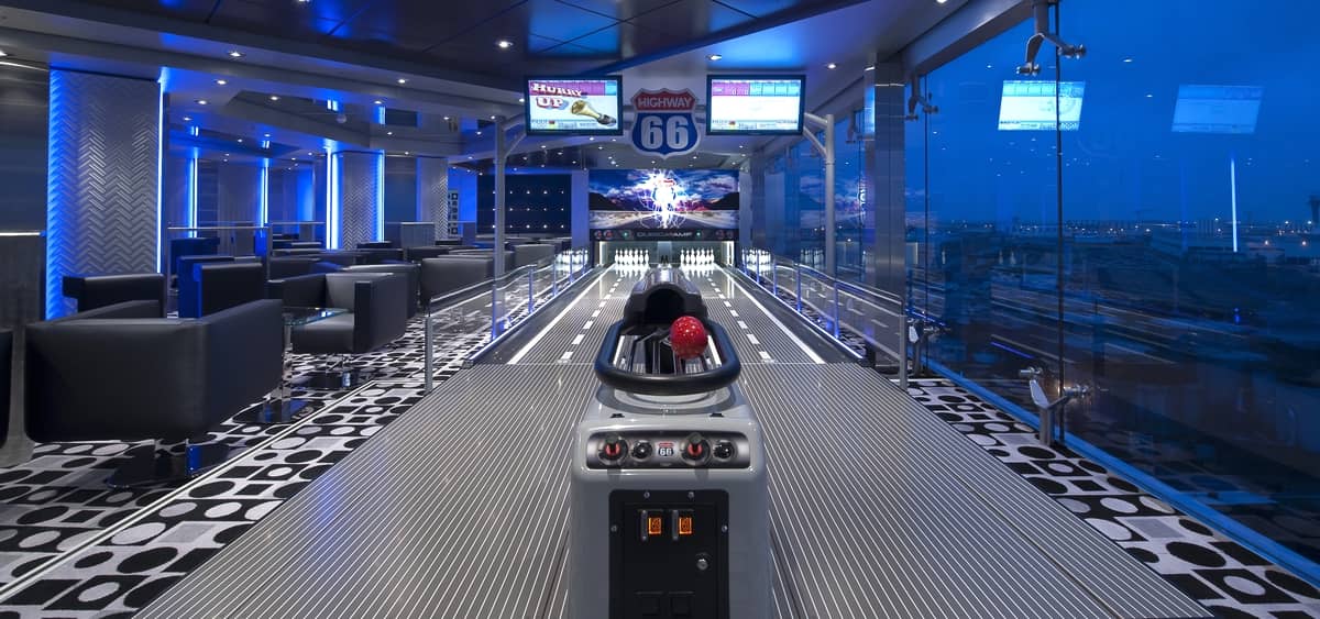1- T32 DISCO & BOWLING <br> MUSICA E STRIKE CON VISTA MARE