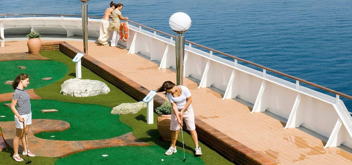 2- MINI-GOLF <br> IL GREEN CON VISTA SULL’OCEANO