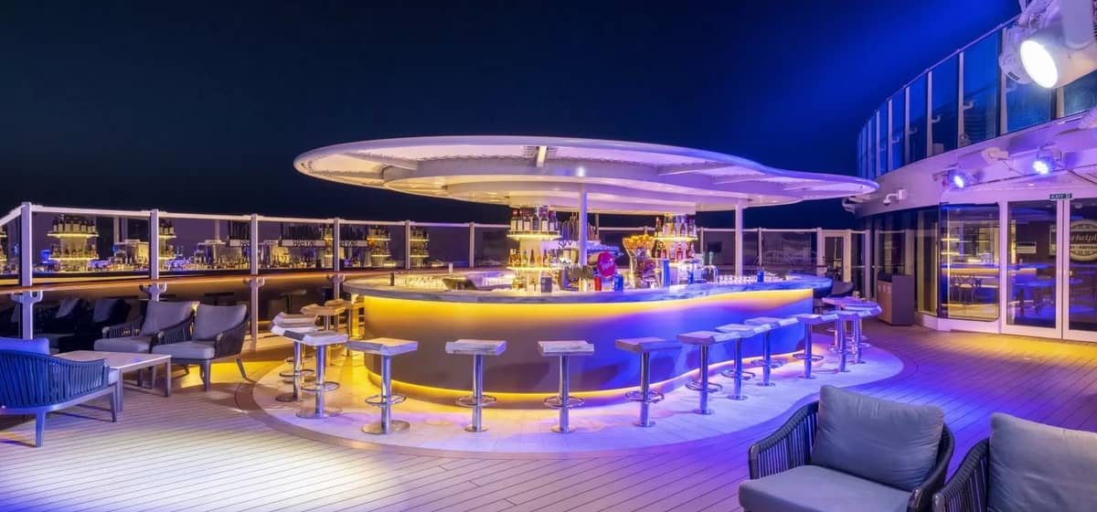 4- SKY BAR <br> AMBIENTE RILASSATO E VISTA IMPAREGGIABILE SULL’ORIZZONTE