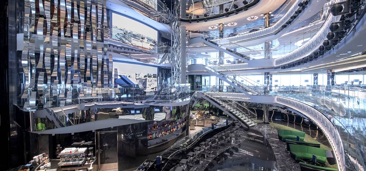 3- FOUR-DECK ATRIUM <br> ATRIO LUMINOSO SU 4 PONTI