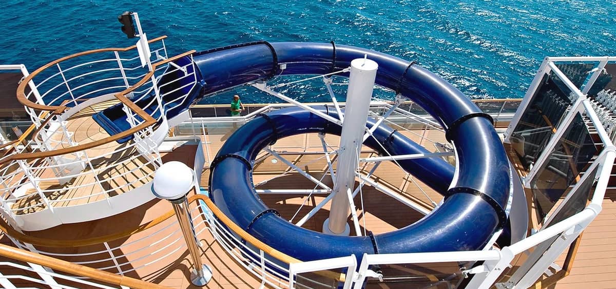 1- AQUA PARK <br> ATMOSFERA FESTIVA CON 150 GETTI D’ACQUA