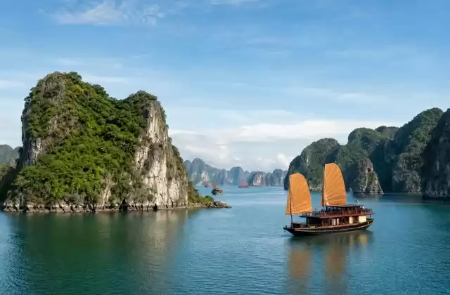 Nella baia di Ha Long