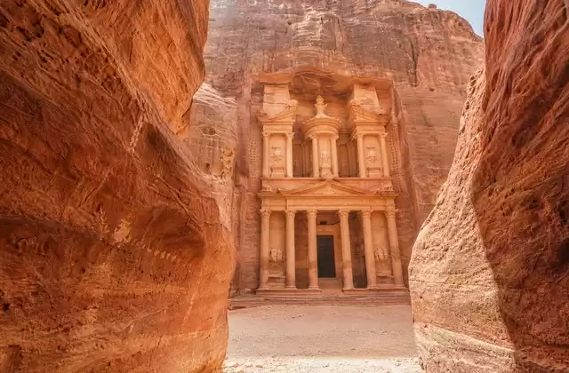 Davanti al Tesoro di Petra