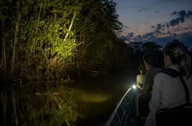 Escursione notturna sul fiume
