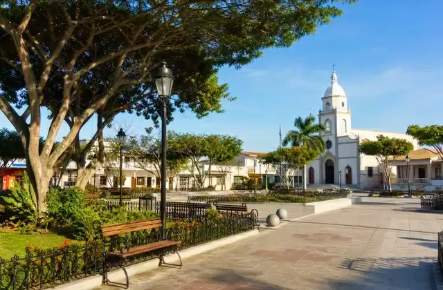 Piazza centrale di Montecristi