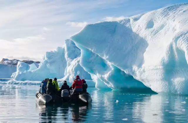 Esplorare in zodiac le acque ai piedi degli iceberg