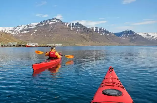 Kayak in mare nel fiordo