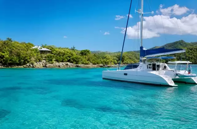 Catamarano sulla costa