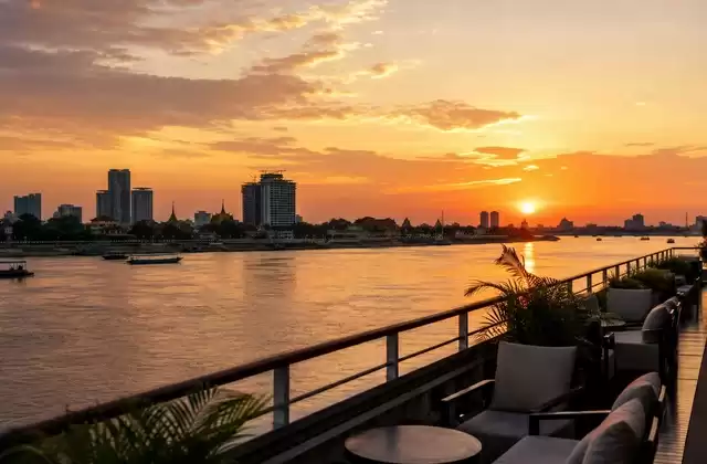 Navigare al tramonto a Phnom Penh