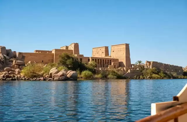 Il tempio di File in barca