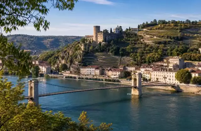 Tournon-sur-Rhône e il fascino delle due rive