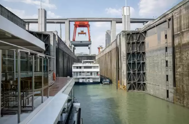 Attraversare le chiuse della diga